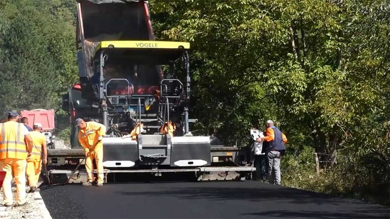 Приводи се крају прва фаза асфалтирања на путу Крајчиновићи – Саставци